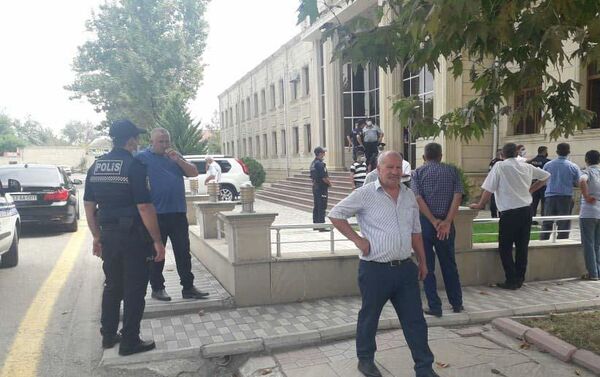 Ситуация перед зданием Исполнительной власти (ИВ) Кюрдамирского района - Sputnik Азербайджан