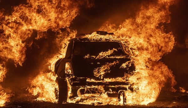 Сгоревший автомобиль, фото из архива - Sputnik Azərbaycan