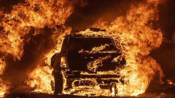 Сгоревший автомобиль, фото из архива - Sputnik Азербайджан
