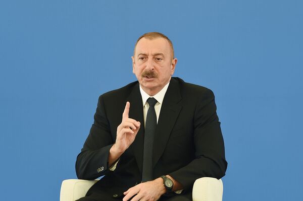 Президент Азербайджана Ильхам Алиев ознакомился со строительством 330/220/110-киловольтной подстанции Гобу мощностью 1000 мегаватт - Sputnik Азербайджан