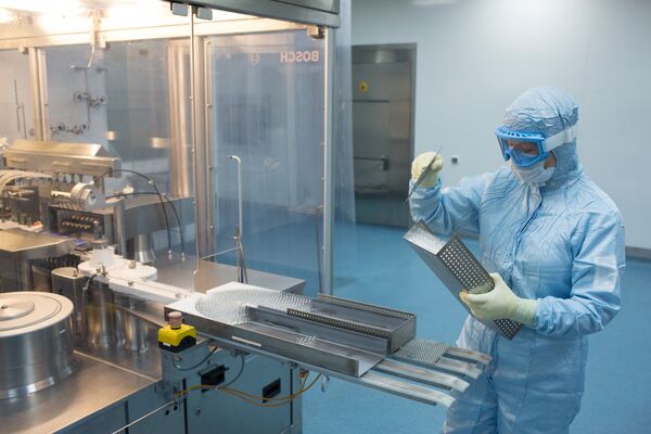 Производство вакцины от COVID-19 на фармацевтическом заводе Биннофарм - Sputnik Азербайджан