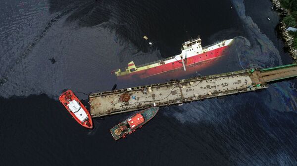 Ликвидация последствий разлива нефтепродуктов с судна Сайда, затонувшего после пожара у причала в поселке Три Ручья в Мурманске - Sputnik Azərbaycan