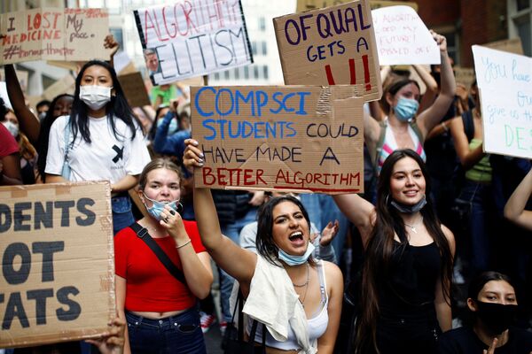 Студенты во время протеста в Лондоне - Sputnik Azərbaycan