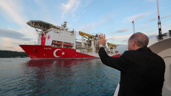 Президент Турции Тайип Эрдоган машет рукой на турецкое буровое судно Fatih - Sputnik Azərbaycan