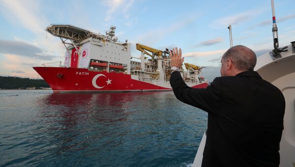 Президент Турции Тайип Эрдоган машет рукой на турецкое буровое судно Fatih - Sputnik Азербайджан