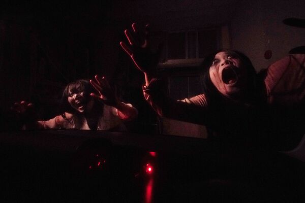 Зомби у окна автомобиля во время демонстрации дома с привидениями в Токио - Sputnik Азербайджан