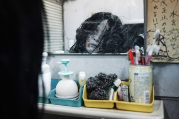 Актер в роли зомби после показа дома с призраками в Токио - Sputnik Азербайджан