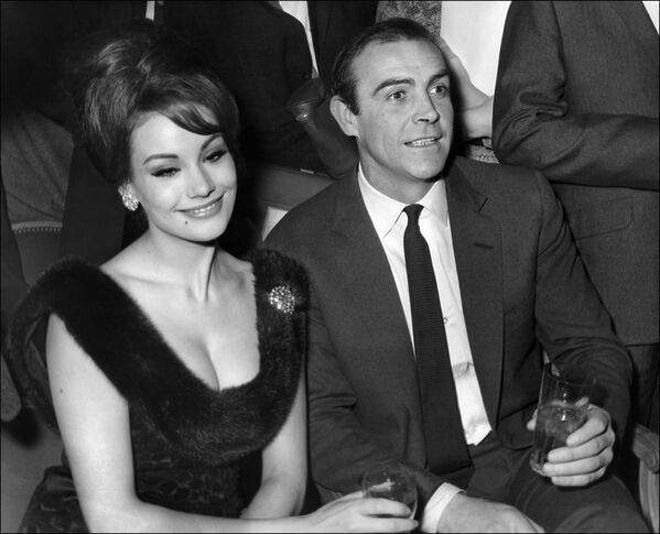 Шотландский актер Шон Коннери и французская актриса Клодин Оже на пресс-конференции в Париже, 1965 год - Sputnik Азербайджан