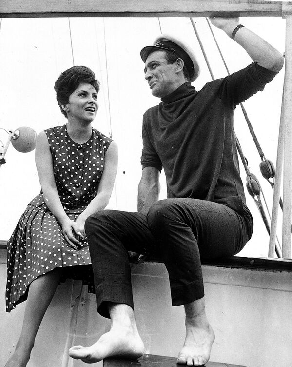 Шотландский актер Шон Коннери с итальянской актрисой Джиной Лоллобриджидой, 1963 год - Sputnik Азербайджан