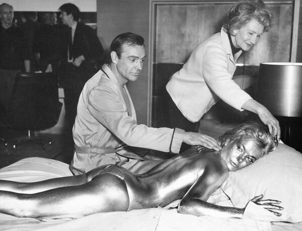 Шотландский актер Шон Коннери с актрисой Ширли Итон, 1964 год - Sputnik Азербайджан