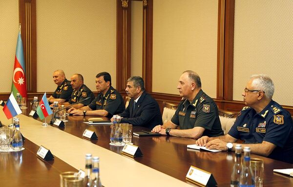 Гасанов и Шойгу обсудили военное сотрудничество России и Азербайджана Гасанов и Шойгу обсудили военное сотрудничество России и Азербайджана - Sputnik Азербайджан