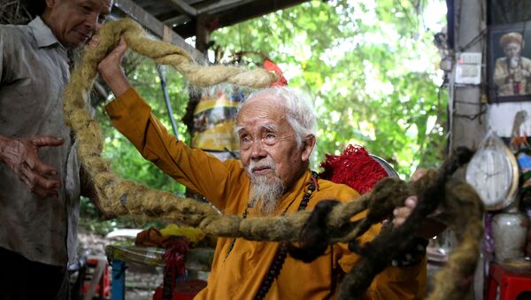 Сын 92 летного мужчины показывает его волосы длиной 5 метров во Вьетнаме - Sputnik Азербайджан