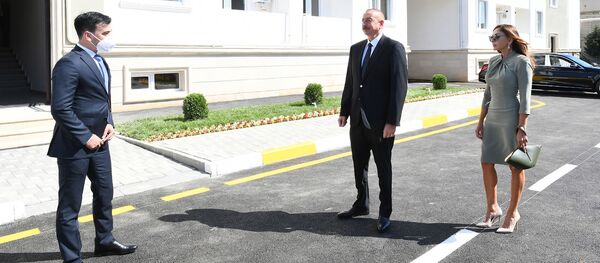 Prezident İlham Əliyev və birinci xanım Mehriban Əliyeva Buzovna qəsəbəsində - Sputnik Азербайджан