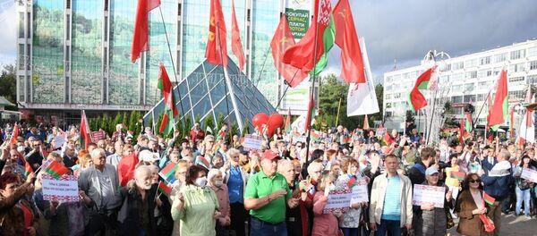 Митинг Женщины за единство в поддержку Лукашенко прошел в Минске - Sputnik Азербайджан
