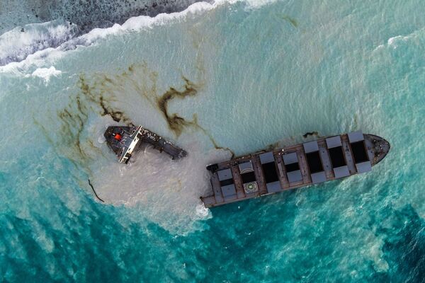Вид сверху на разломившийся балкер MV Wakashio у берегов Маврикия  - Sputnik Азербайджан