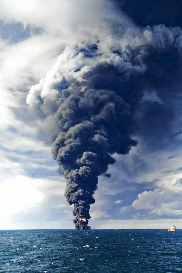 Дым от горящего иранского нефтяного танкера Sanchi в Восточно-Китайском море, 2018 год  - Sputnik Азербайджан