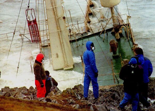 Нефтяной танкер Braer, затонувший у берегов Шотландии в 1993 году, 1993 год - Sputnik Азербайджан