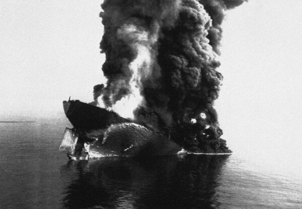 Дым поднимается от тонущего нефтяного танкера Haven, потерпевшего крушение у берегов Италии, 1991 год - Sputnik Азербайджан