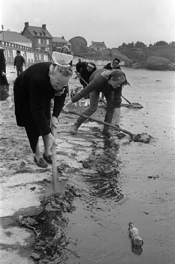 Солдаты и волонтеры ликвидируют последствия разлива нефти на побережье французской Бретани, 1967 год - Sputnik Азербайджан