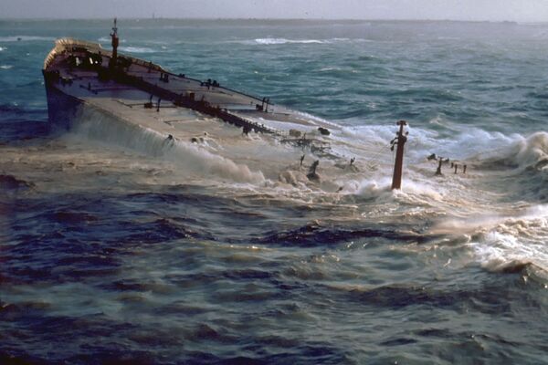 Затонувший супертанкер «Амоко Кадис» и разлив нефти во Франции, 1978 год - Sputnik Азербайджан