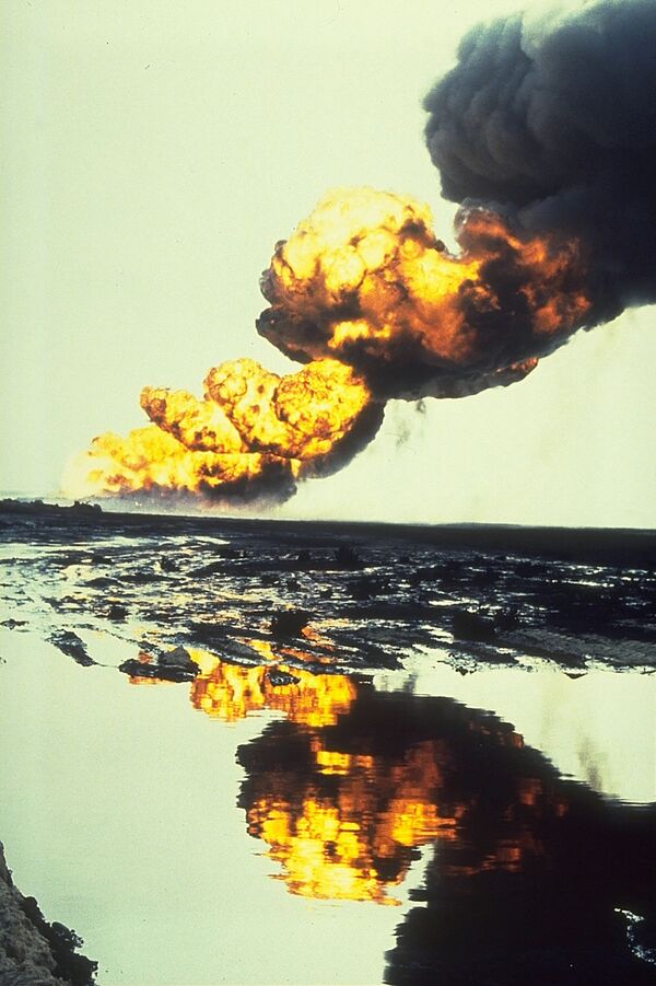 Нефтяной пожар в Кувейте во время войны в Персидском заливе, 1991 год  - Sputnik Азербайджан