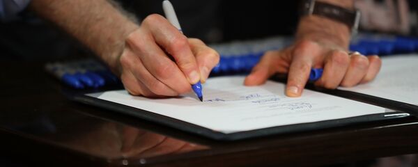 Мужчина ставит подпись на документе, фото из архива Мужчина ставит подпись на документе, фото из архива - Sputnik Азербайджан