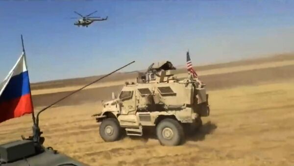 Как американцев по полю гоняли: видео инцидента между военными США и России в Сирии - Sputnik Азербайджан
