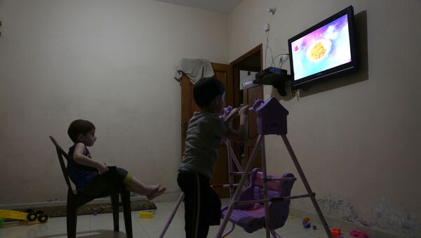 Дети смотрят телевизор, фото из архива - Sputnik Azərbaycan