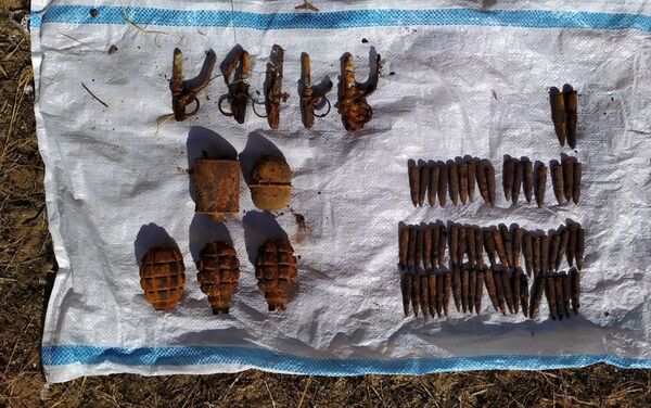 Неразорвавшиеся боеприпасы, найденные на территории поселка Ени Гала Хазарского района Баку - Sputnik Азербайджан