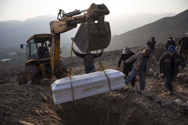 Захоронение гроба умершей от коронавируса женщины в Перу - Sputnik Азербайджан