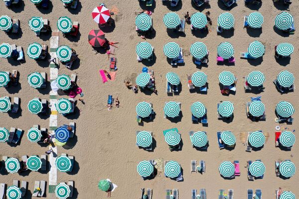 Зонтики на пляже в Албании - Sputnik Азербайджан