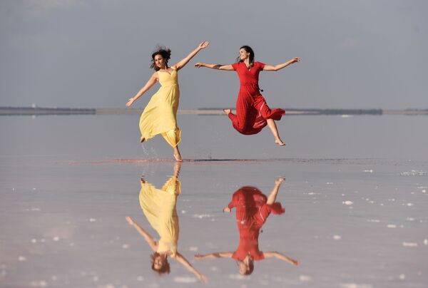 Модели демонстрируют одежду в рамках показа мод на озере Сасык-Сиваш под Евпаторией - Sputnik Азербайджан