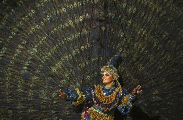 Танцовщица во время выступления на фестивале Эсала Перахера в Коломбо, Шри-Ланка - Sputnik Азербайджан