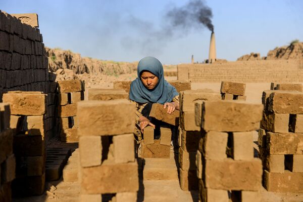 Молодая девушка во время работы в Герате, Афганистан - Sputnik Азербайджан