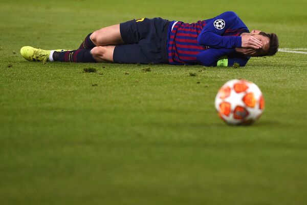 Игрок ФК Барселона Лионель Месси во время получения травмы. - Sputnik Азербайджан