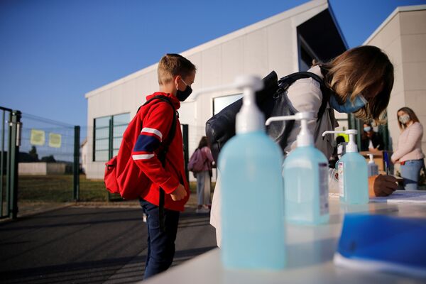 Дети в масках чистят руки в первый день школы во Франции  - Sputnik Azərbaycan