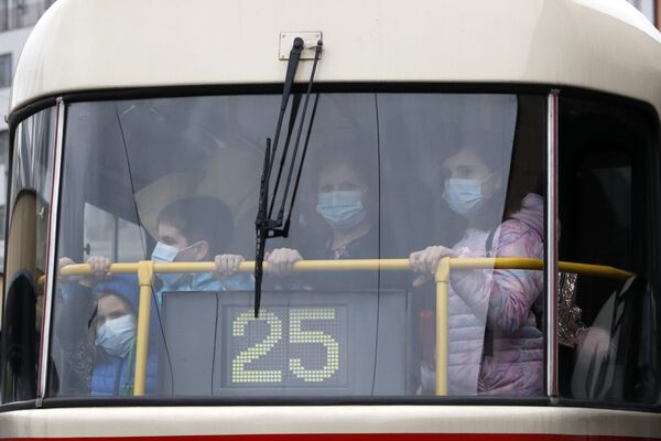 Люди в защитных масках едут в пражском трамвае - Sputnik Azərbaycan