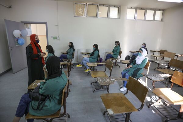 Students wearing protective face masks attend a class at one of the public schools on the first day of the new school year, amid fears of rising number of the coronavirus disease (COVID-19) cases in Amman, Jordan September 1, 2020.  - Sputnik Azərbaycan