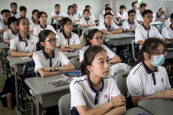 Students attend a class at Wuhan High School on the first day of the new semester in Wuhan in China's central Hubei province on September 1, 2020.  - Sputnik Azərbaycan