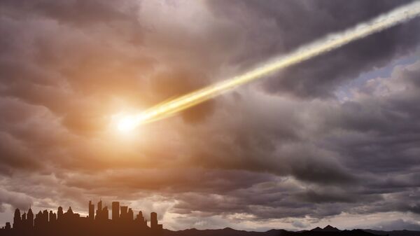 Падающий метеорит в небе над городом - Sputnik Азербайджан