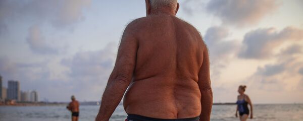 Полный мужчина на пляже - Sputnik Азербайджан