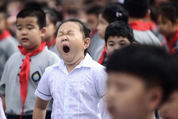 Ребенок зевает в первый день школы в Китае  - Sputnik Azərbaycan