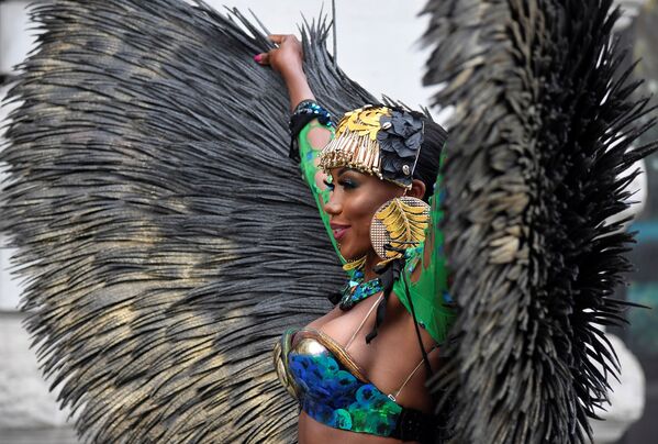  Карибская танцовщица во время представления первого в истории цифрового карнавала в Ноттинг-Хилле  - Sputnik Azərbaycan