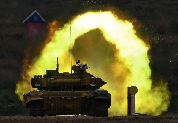 Танк Т-72Б3 команды военнослужащих Сербии во время соревнований танковых экипажей в рамках конкурса Танковый биатлон-2020 на полигоне Алабино в Подмосковье  - Sputnik Azərbaycan