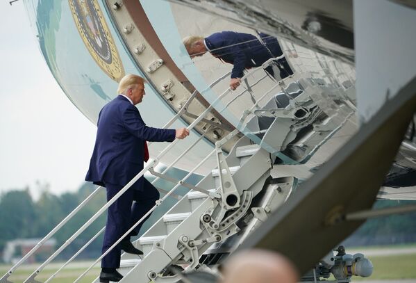Президент США Дональд Трамп на трапе самолета Air Force One в международном аэропорту Уилмингтона, Северная Каролина - Sputnik Азербайджан