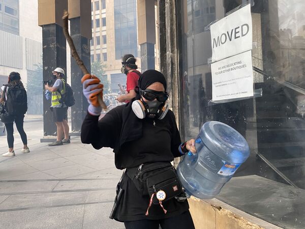 Участники столкновений между демонстрантами и силовиками в Бейруте - Sputnik Азербайджан