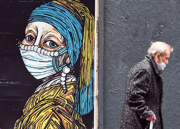 Граффити с изображением девушки с картины Яна Вермеера Девушка с жемчужной сережкой в медицинской маске  - Sputnik Азербайджан