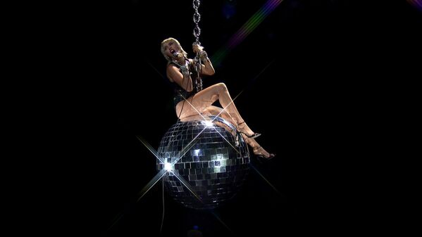 Певица Майли Сайрус во время выступления на церемония MTV Video Music Awards 2020 - Sputnik Азербайджан