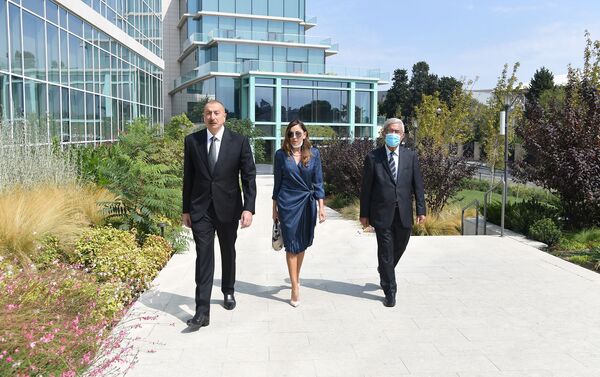 Президент Азербайджана Ильхам Алиев и первая леди Мехрибан Алиева приняли участие в открытии двух новых корпусов Университета ADA - Sputnik Азербайджан