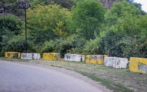 Qayalıqlar üzərində boya ilə yazılmış yazılar - Sputnik Azərbaycan